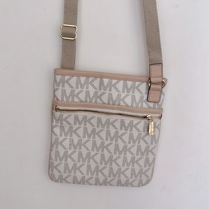 EUC Michael Kors crossbody purse.